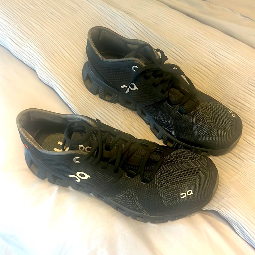 Womens On cloud black tennis shoes/ running sneakers size 7